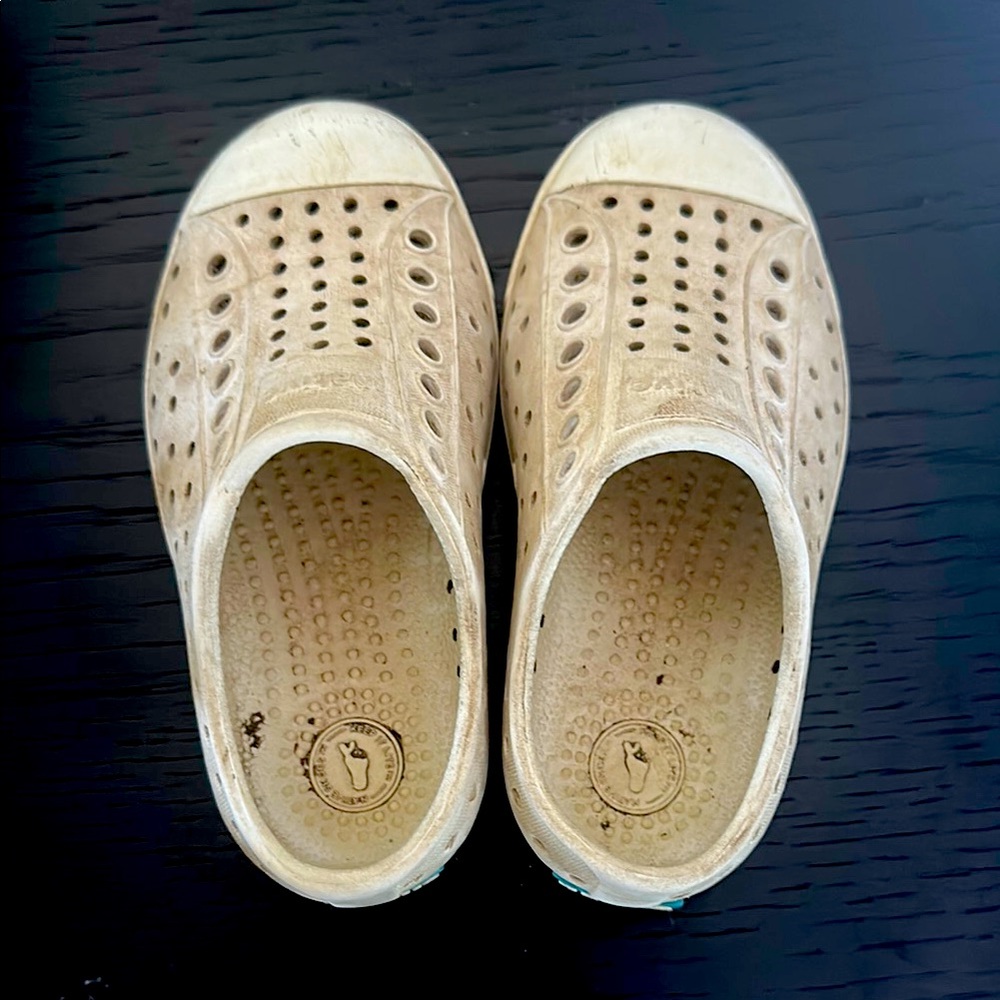 Native Jefferson toddler white Slip-On Shoes- play condition